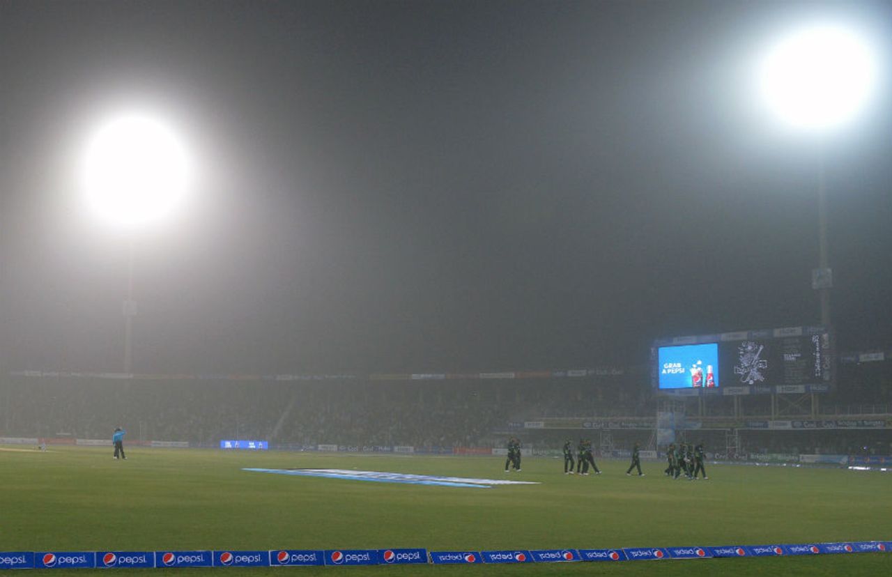 Players walk back as a dust storm stops play, Pakistan v Zimbabwe, 3rd ODI, Lahore, May 31, 2015