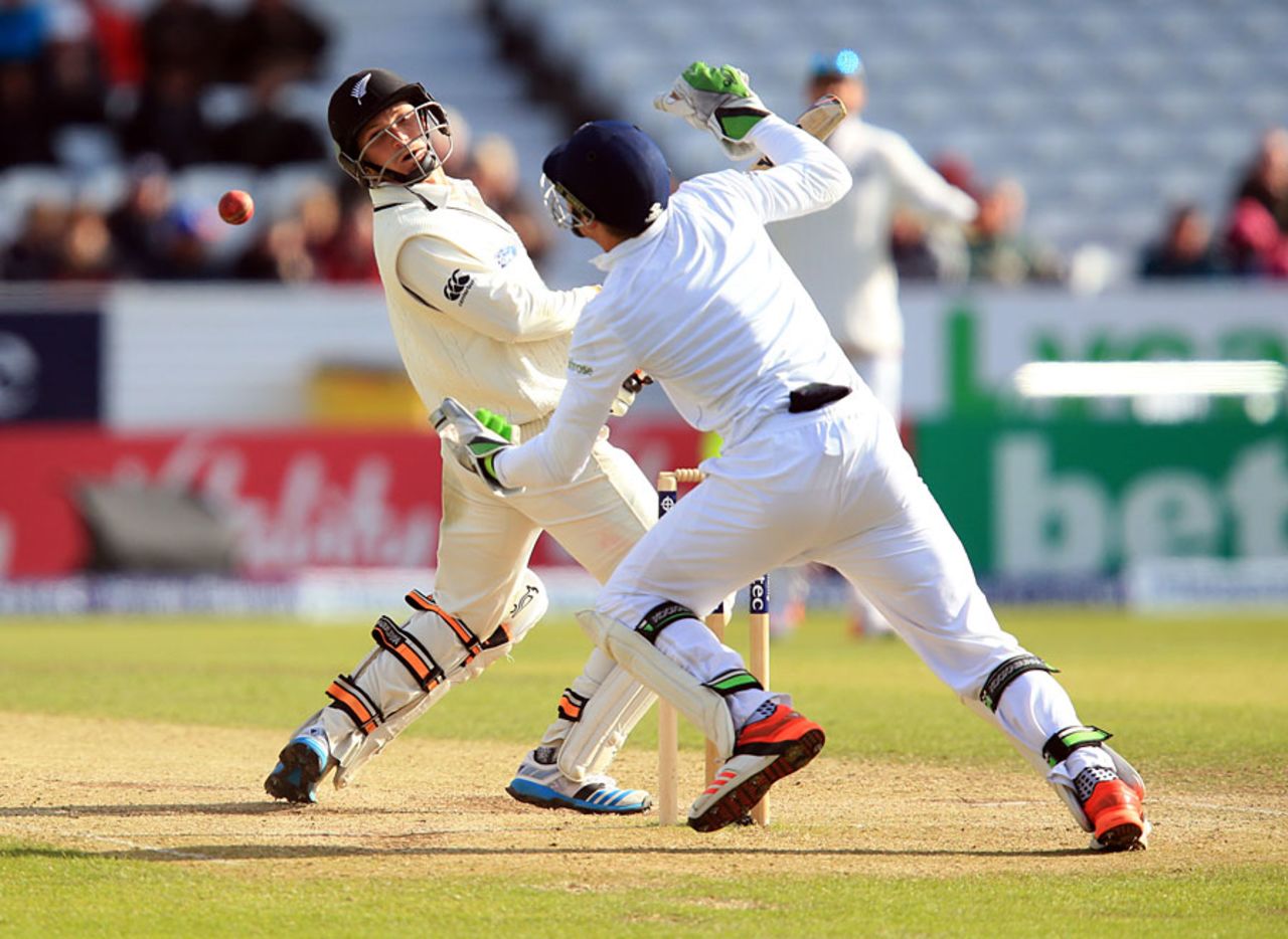 BJ Watling got away with a glove off Moeen Ali, England v New Zealand, 2nd Investec Test, Headingley, 3rd day, May 31, 2015