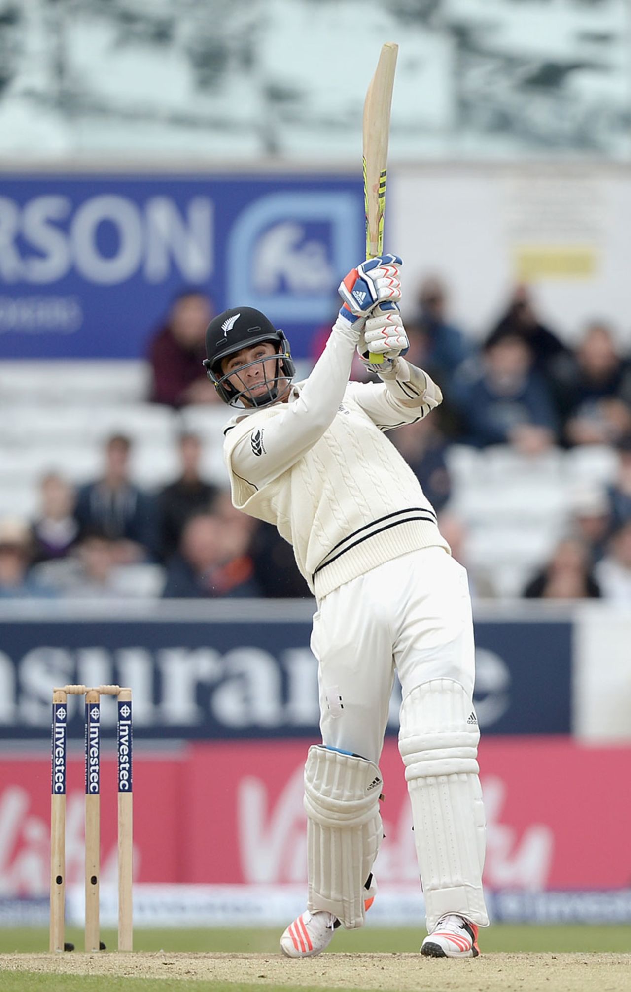 Tim Southee clubs down the ground, England v New Zealand, 2nd Investec Test, Headingley, 4th day, June 1, 2015