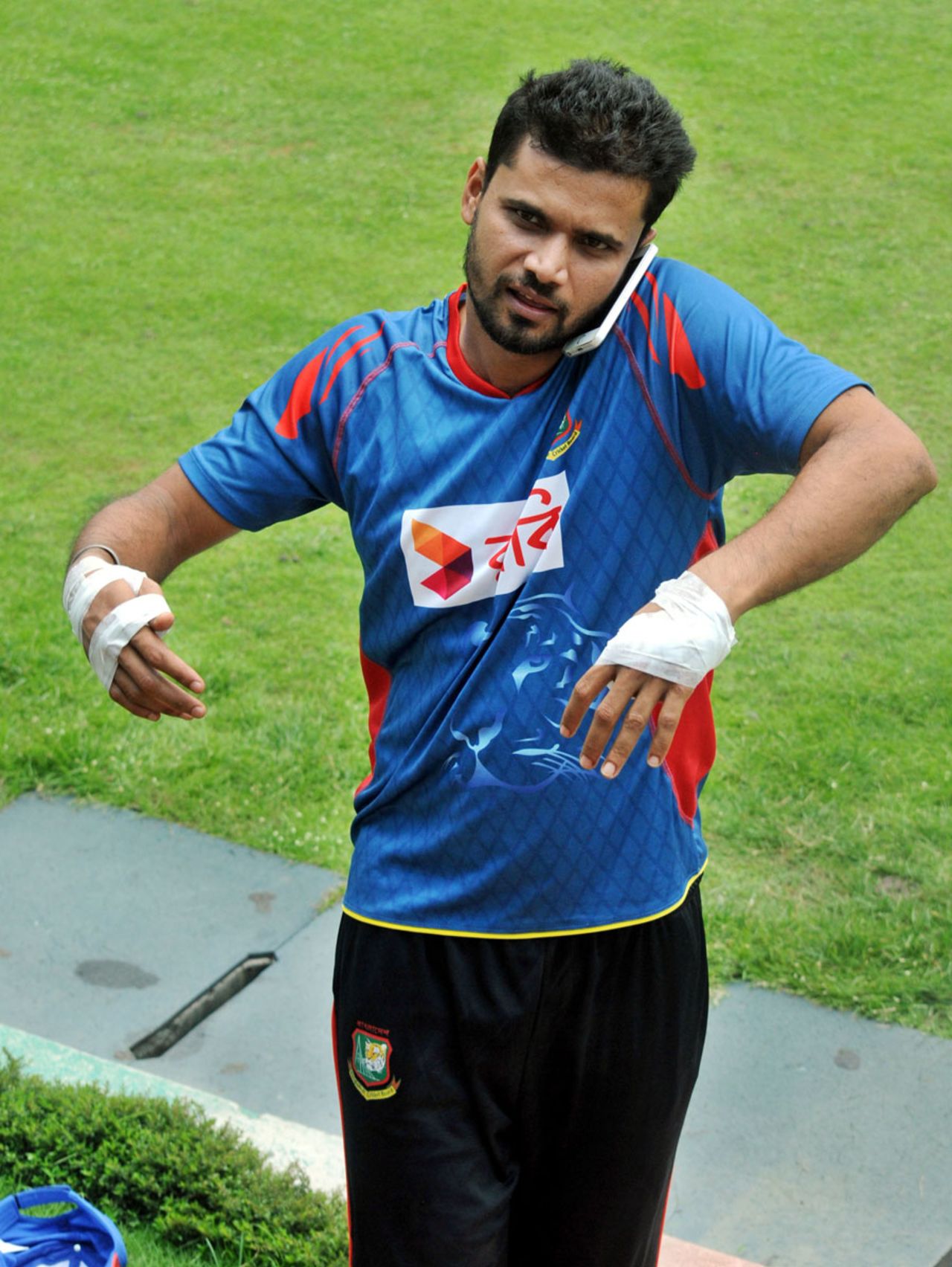 Mashrafe Mortaza suffered skin lacerations on his hands after avoiding an accident, Mirpur, June 4, 2015