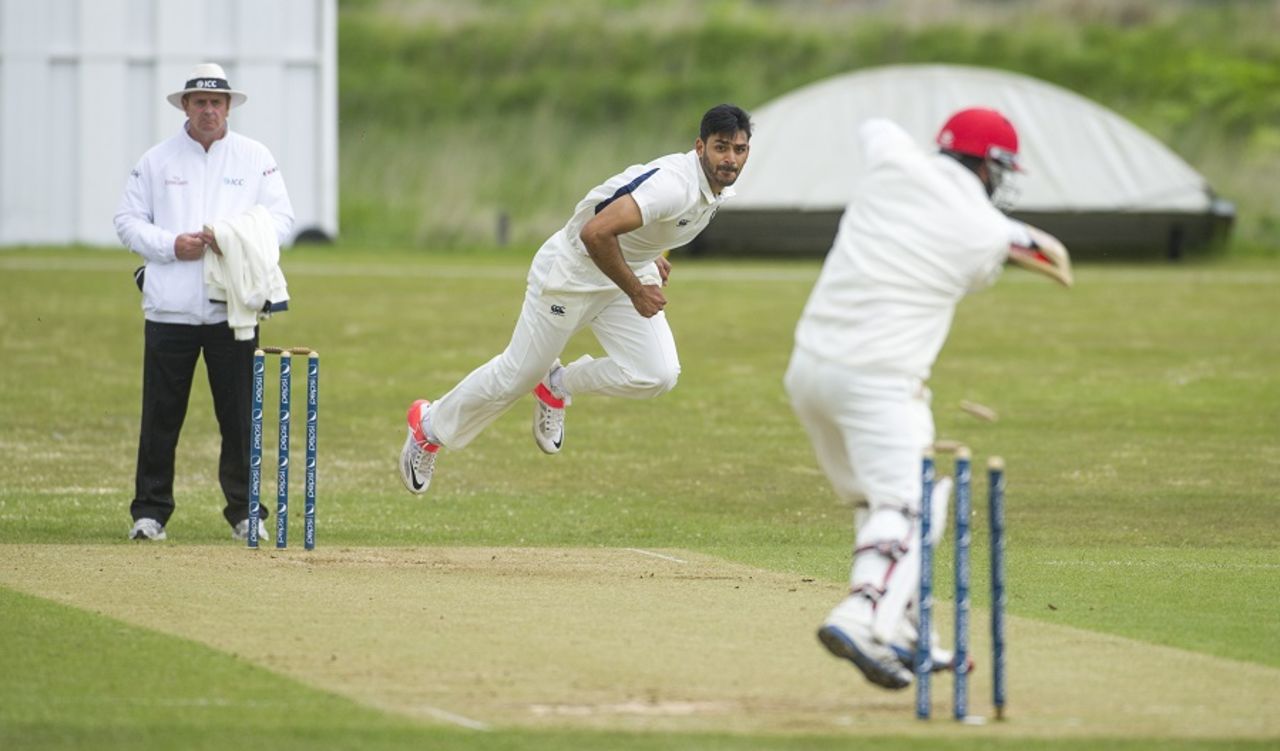 Safyaan Sharif gets through Mohammad Shahzad's defences, Scotland v Afghanistan, ICC Intercontinental Cup, 3rd day, Stirling, June 4, 2015