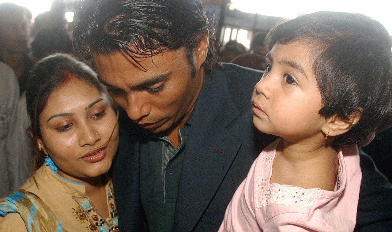Danish Kaneria with his wife and daughter at Karachi airport, Karachi, March 1, 2007
