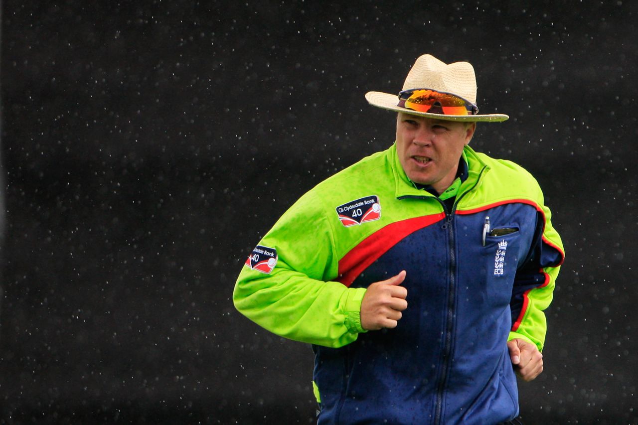 Umpire Martin Saggers runs off, Netherlands v Worcestershire, Clydesdale Bank 40, The Hague, June 8, 2012
