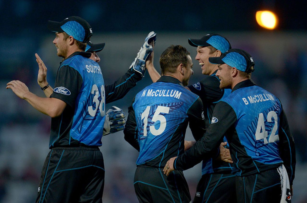 Trent Boult and Tim Southee combined for an outstanding relay catch, England v New Zealand, 2nd ODI, Kia Oval, June 12, 2015