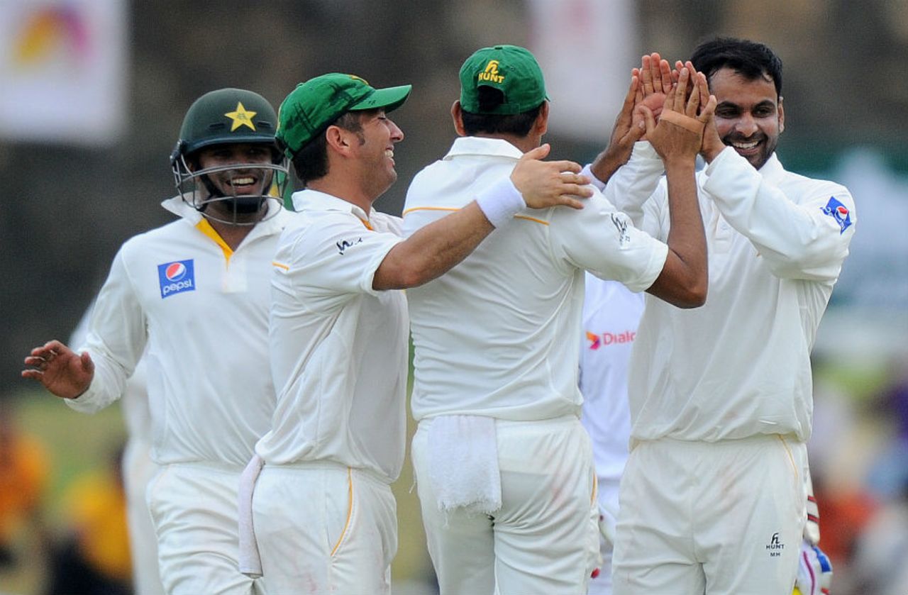 Mohammad Hafeez is mobbed by his team-mates after dismissing Lahiru Thirimanne, Sri Lanka v Pakistan, 1st Test, Galle, 2nd day, June 18, 2015