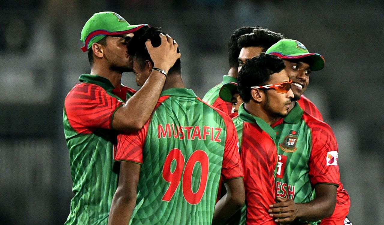 Debutant Mustafizur Rahman gets some appreciation from his captain, Bangladesh v India, 1st ODI, Mirpur, June 18, 2015