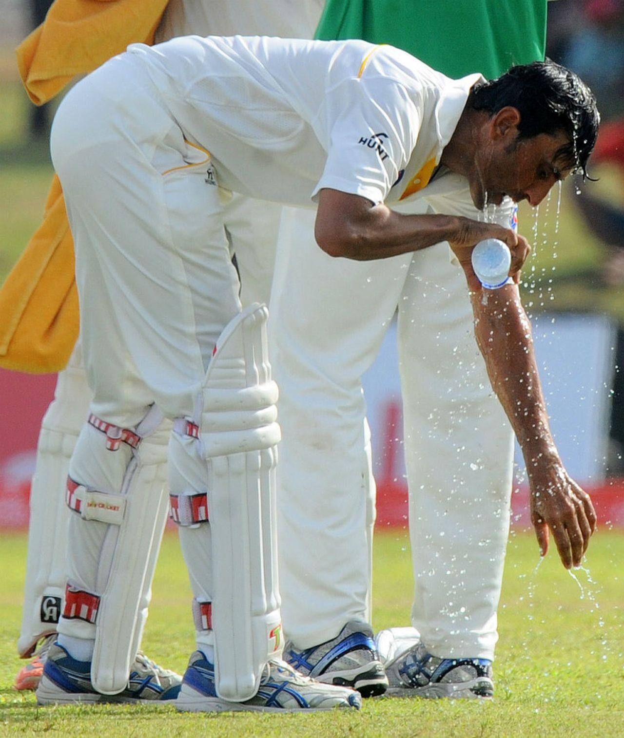 Younis Khan cools down during the drinks break, Sri Lanka v Pakistan, 1st Test, Galle, 3rd day, June 19, 2015
