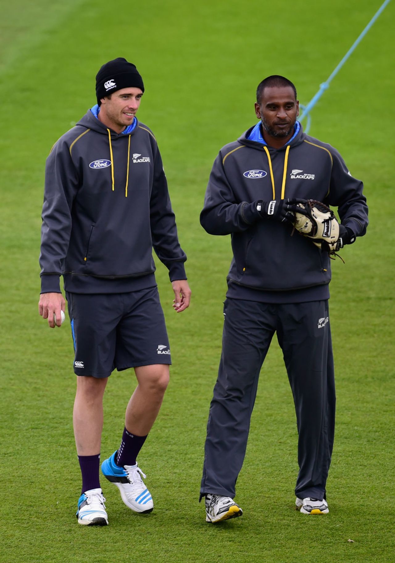 Tim Southee and Dimitri Mascarenhas discuss bowling plans, Chester-le-Street, June 19, 205