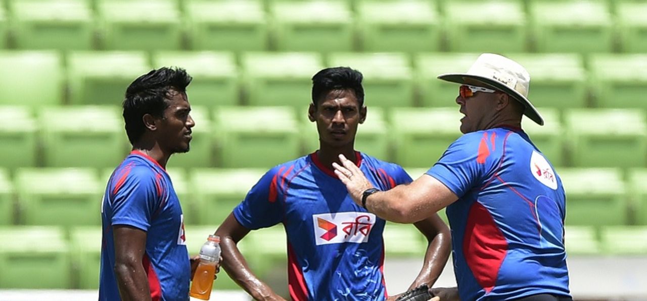 Bangladesh bowling coach Heath Streak has a word with Rubel Hossain and Mustafizur Rahman, Mirpur, June 20, 2015