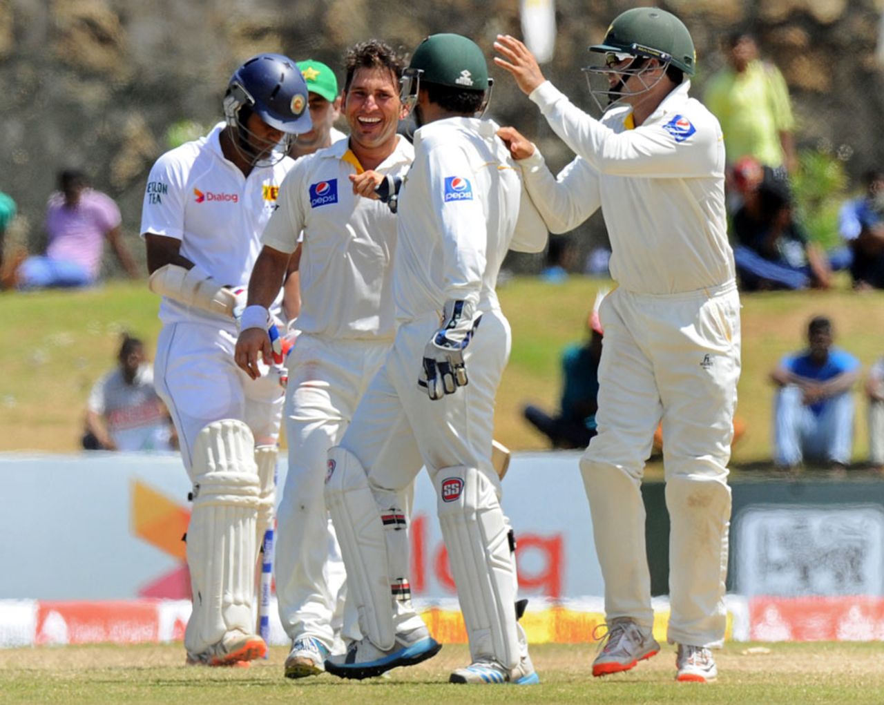 Yasir Shah celebrates Dimuth Karunaratne's wicket with his team-mates, 1st Test, Galle, 5th day, June 21, 2015