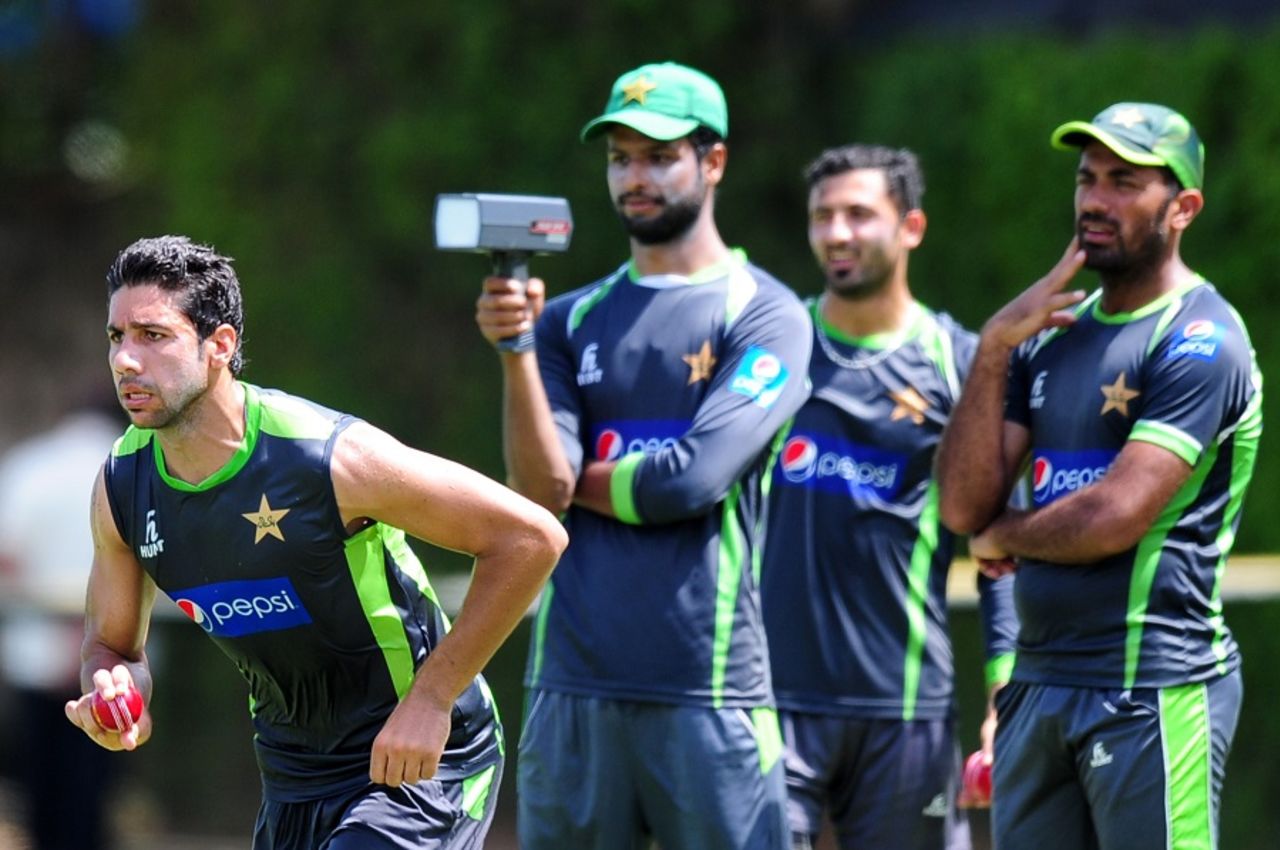 Ehsan Adil's team-mates watch him run into bowl during Pakistan's practice, Colombo, June 23, 2015