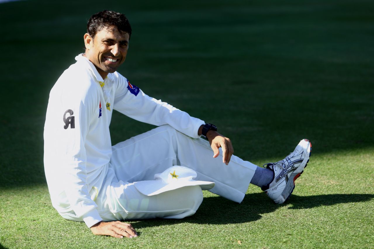 Younis Khan takes a break, Pakistan v New Zealand, 1st Test, Abu Dhabi, 5th day, November 13, 2014