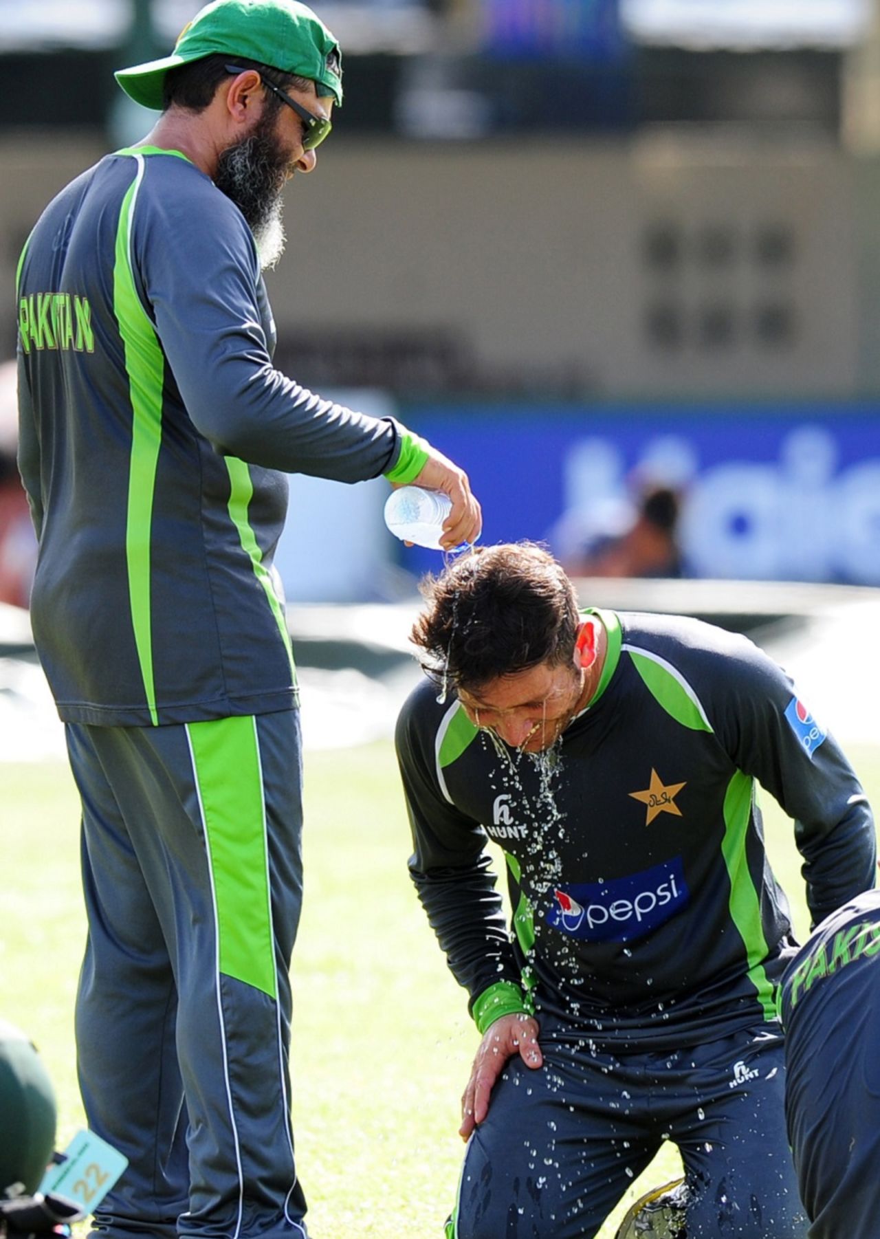 Mushtaq Ahmed helps Yasir Shah cool down at Pakistan's training, Colombo, June 24, 2015