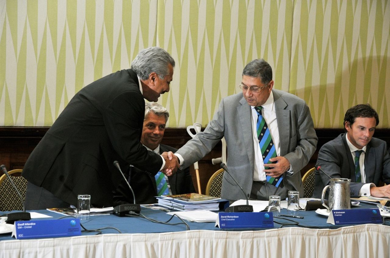 N Srinivasan congratulates Zaheer Abbas, Barbados, June 25, 2015