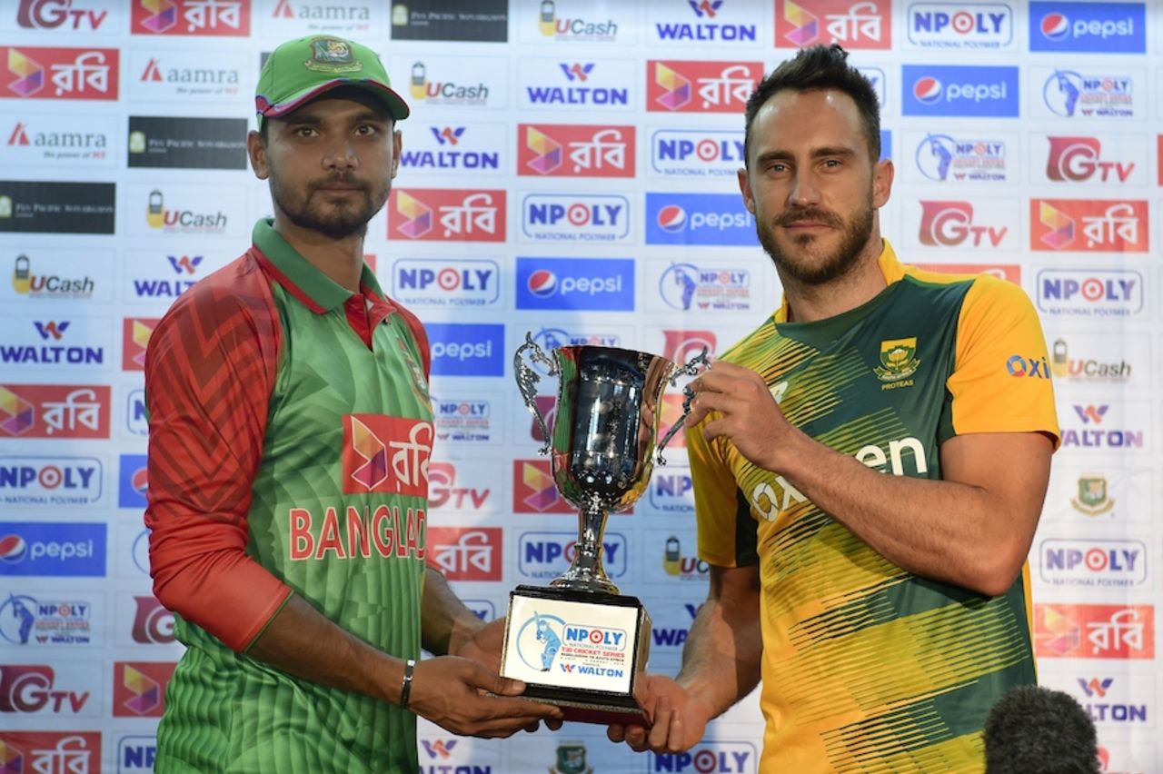 Mashrafe Mortaza and Faf du Plessis unveil the T20 series trophy, Mirpur, July 4, 2015