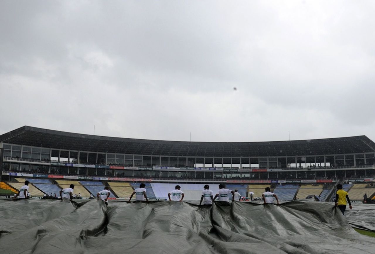 There were several brief rain breaks in the first session, Sri Lanka v Pakistan, 3rd Test, Pallekele, 3rd day, July 5, 2015