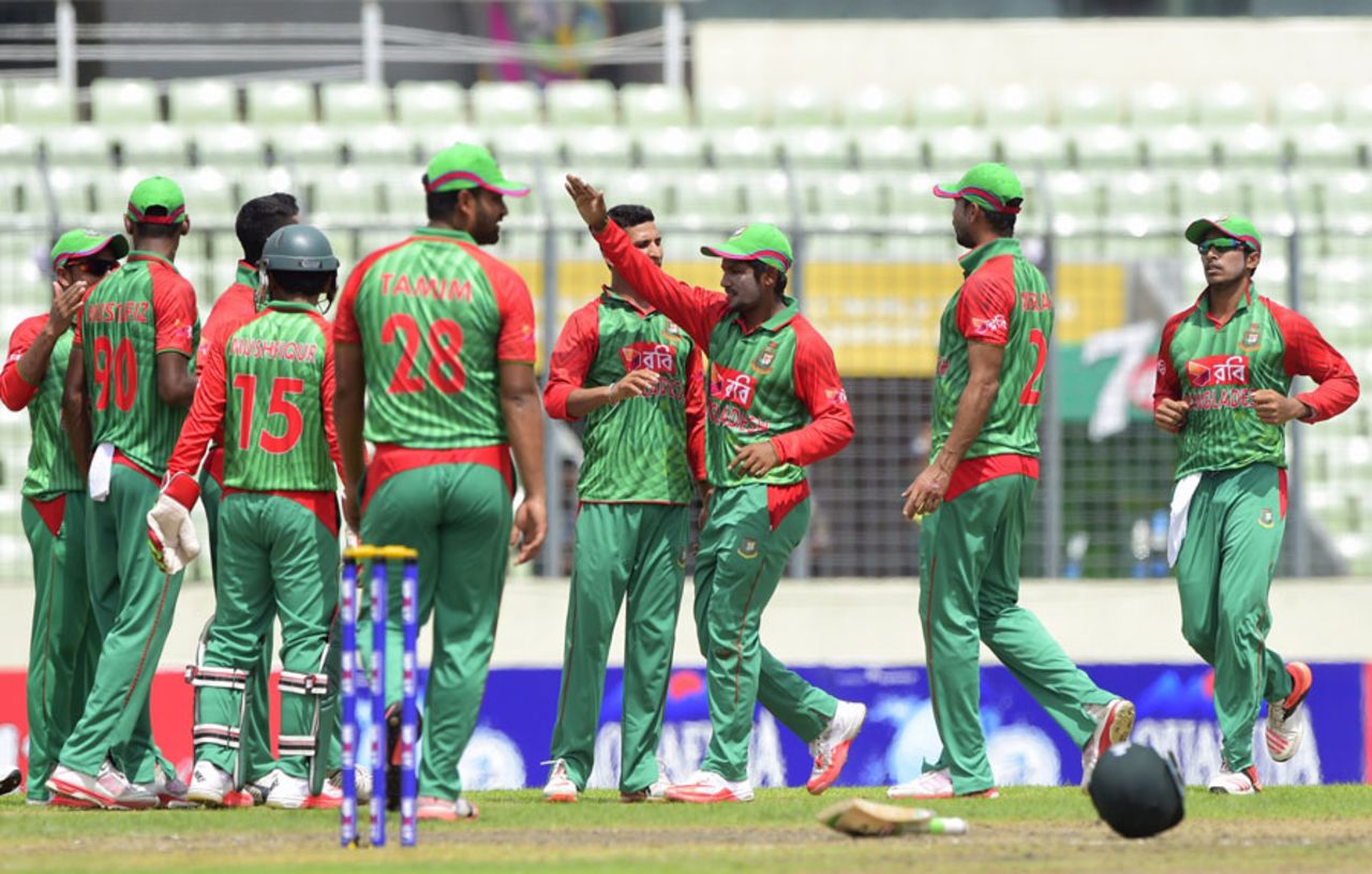 Bangladesh players get together after the dismissal of JP Duminy, Bangladesh v South Africa, 2nd T20I, Mirpur, July 7, 2015