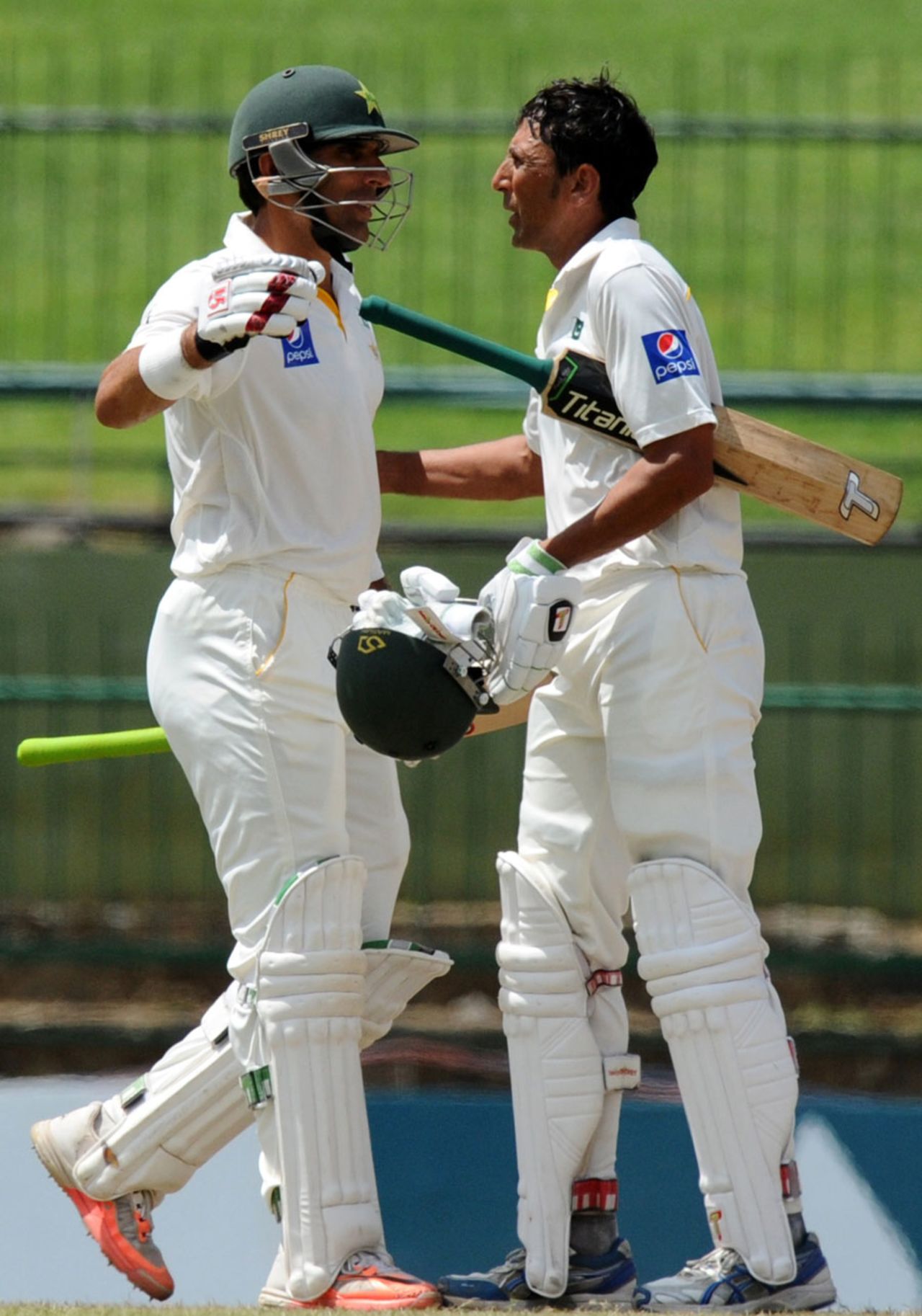 Younis Khan and Misbah-ul-Haq celebrate after Pakistan's record chase, Sri Lanka v Pakistan, 3rd Test, Pallekele, 5th day, July 7, 2015