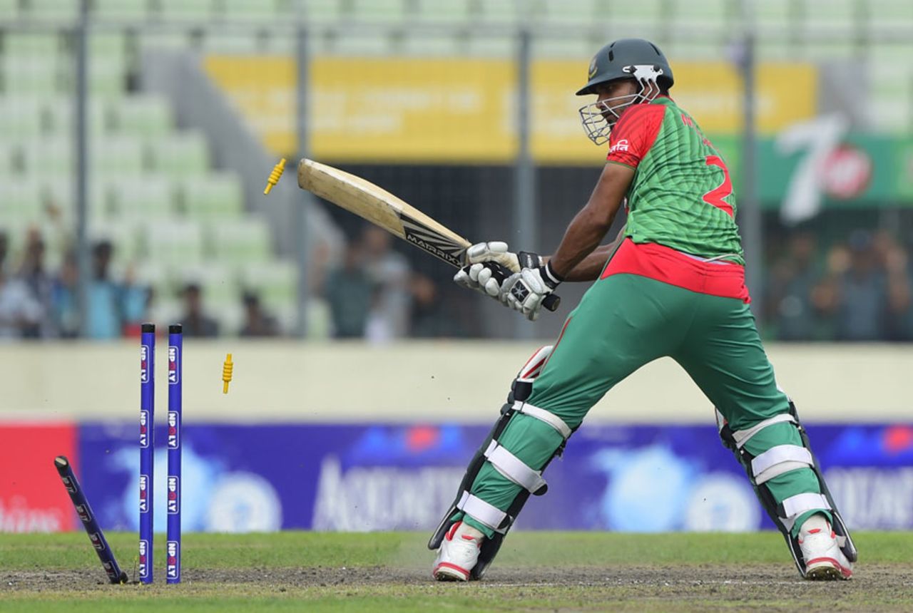 Mashrafe Mortaza loses his leg stump, Bangladesh v South Africa, 2nd T20I, Mirpur, July 7, 2015