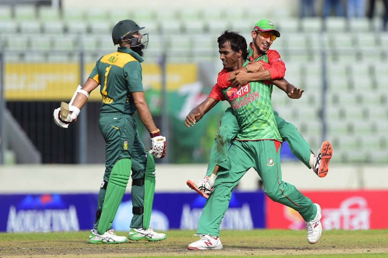 Rubel Hossain is ecstatic after dismissing Hashim Amla, Bangladesh v South Africa, 2nd ODI, Mirpur, July 12, 2015