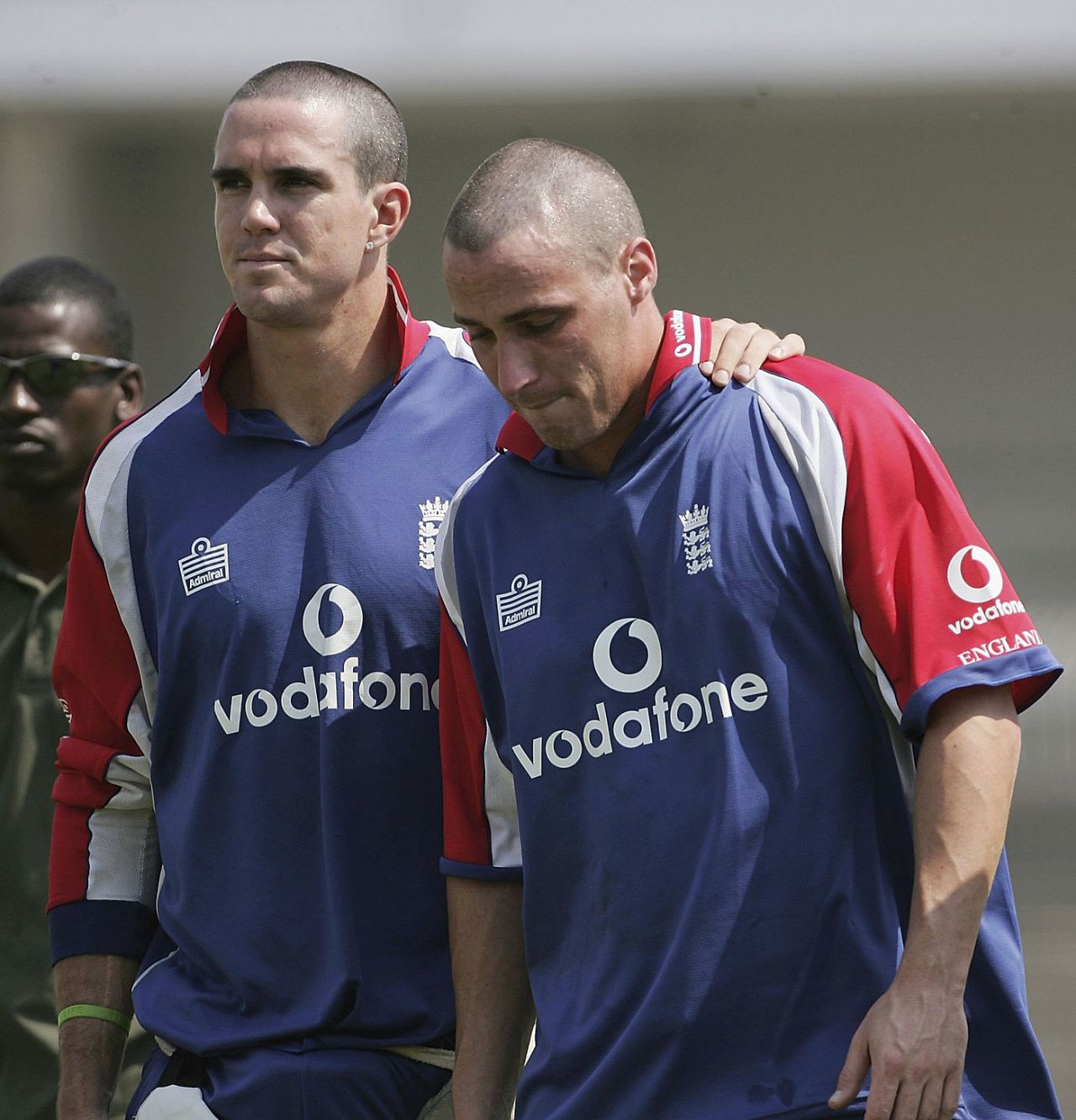 Simon Jones limps out of England's tour as Kevin Pietersen comforts him, Nagpur, February 27, 2006
