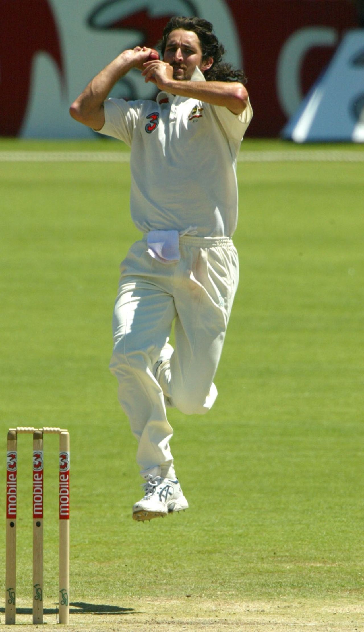 Jason Gillespie in his delivery stride, Australia v India, 2nd Test, Adelaide, 5th day, December 16, 2003