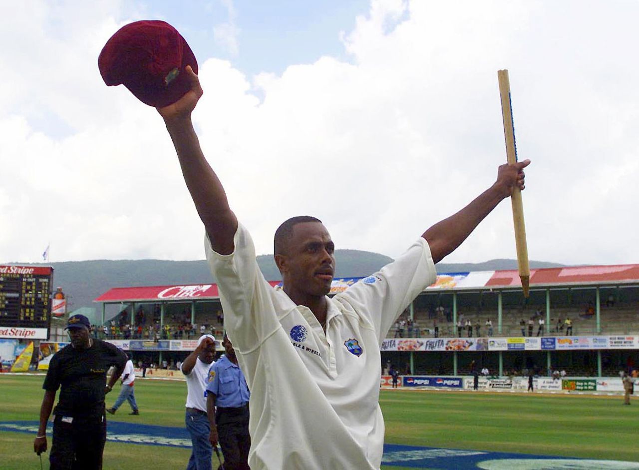 Courtney Walsh leaves a Test match as a player for the final time, West Indies v South Africa, 5th Test, Jamaica, April 23, 2001