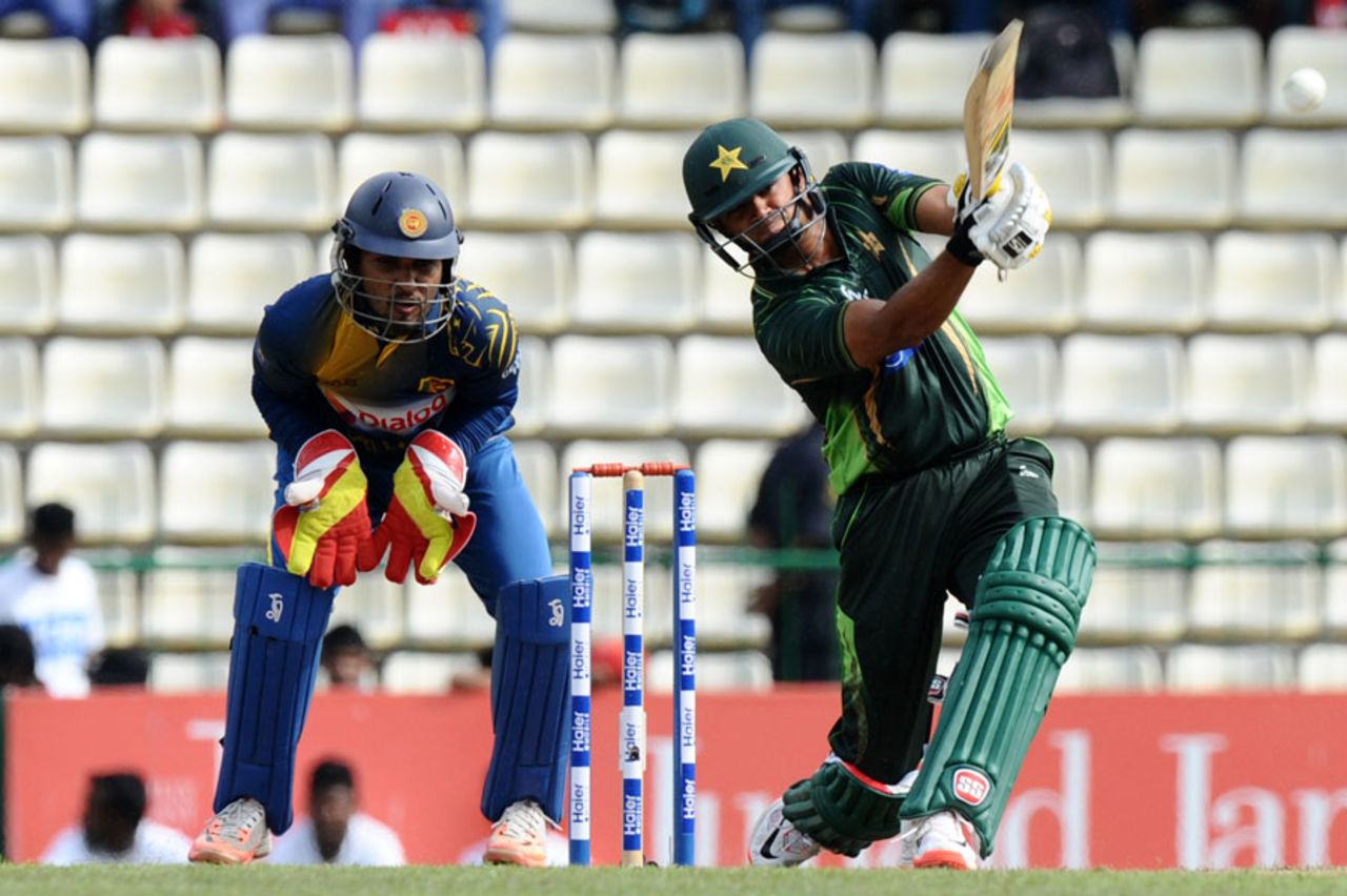 Azhar Ali launches one down the ground, Sri Lanka v Pakistan, 2nd ODI, Pallekele, July 15, 2015