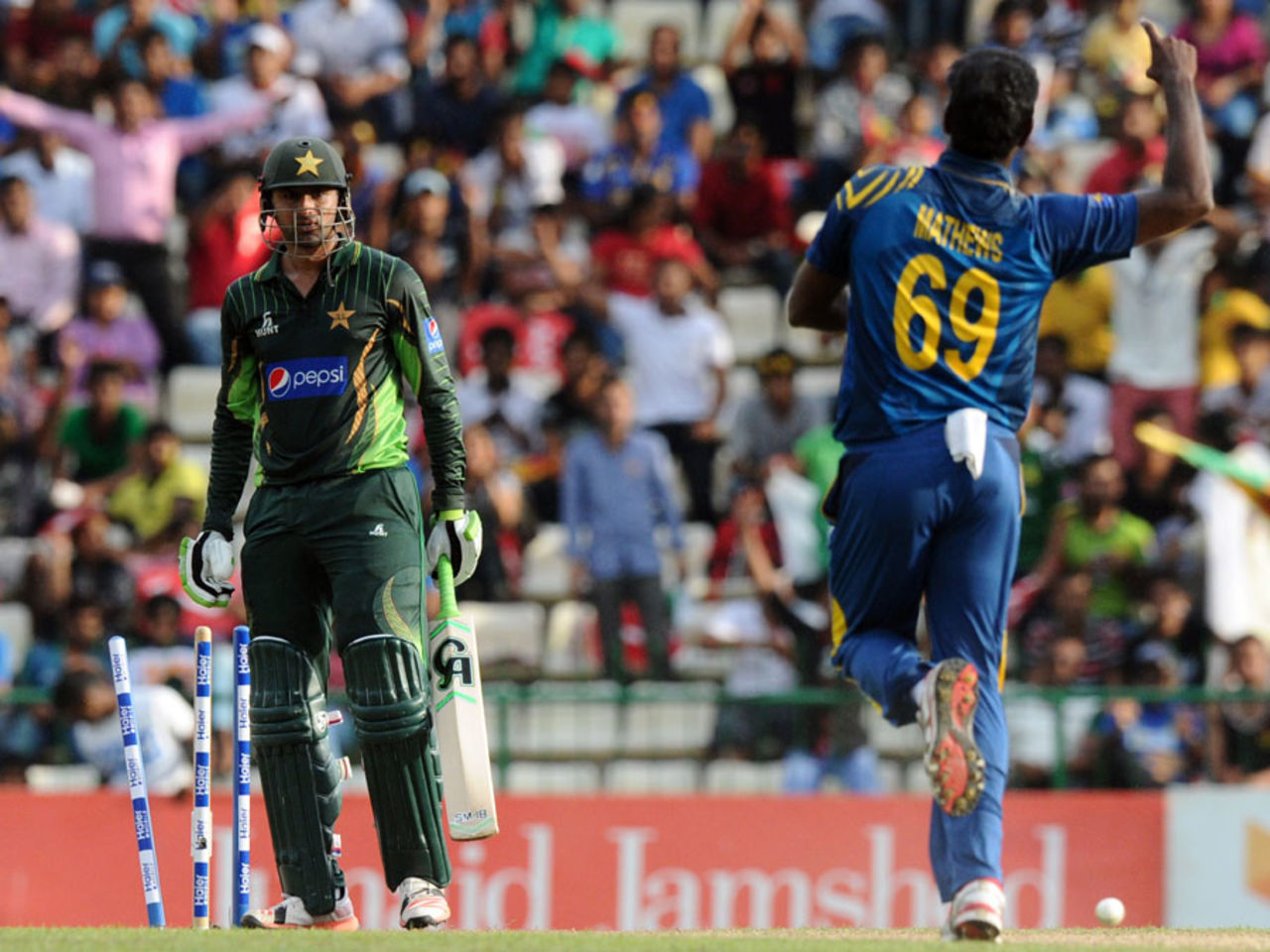 Shoaib Malik looks at Angelo Mathews after he was bowled, Sri Lanka v Pakistan, 2nd ODI, Pallekele, July 15, 2015