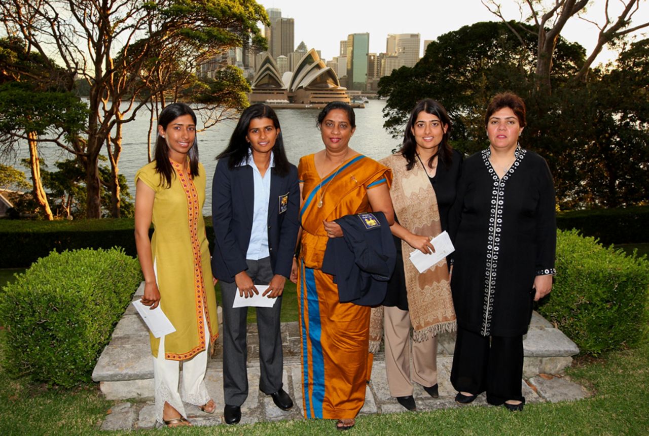 Urooj Mumtaz, Shashikala Siriwardene and Sana Mir with Sri Lanka and Pakistan team officials, Women's World Cup, Sydney, March 4, 2009