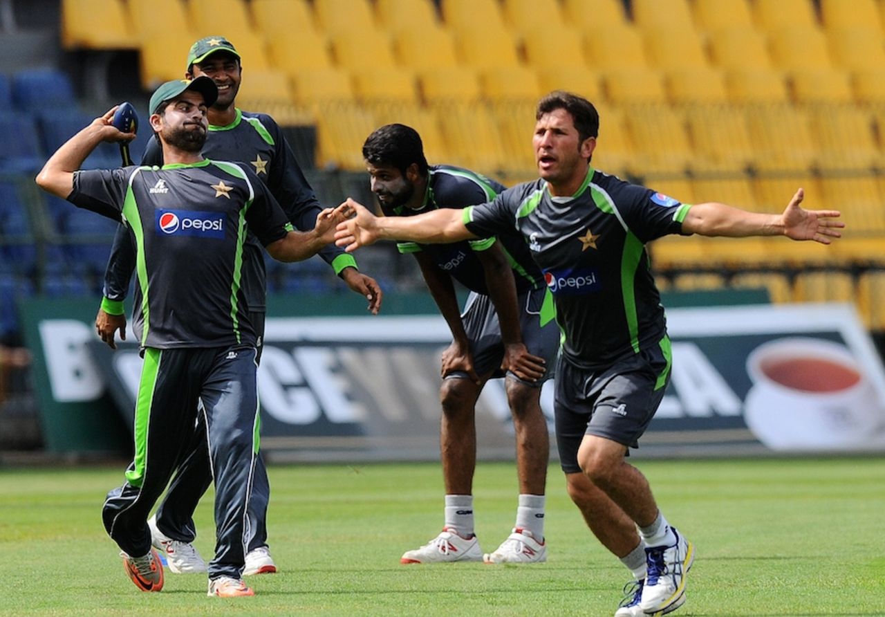 Free hugs: Yasir Shah has something to offer but Ahmed Shehzad doesn't like it, Colombo, July 18, 2015
