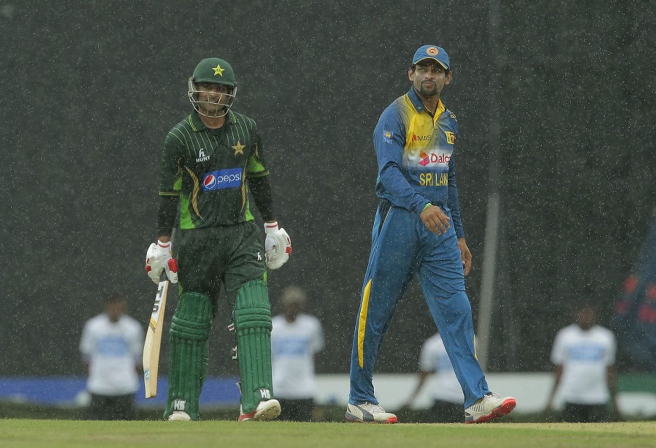Mohammad Hafeez and Tillakaratne Dilshan walk off amid rain, Sri Lanka v Pakistan, 3rd ODI, Colombo, July 19, 2015