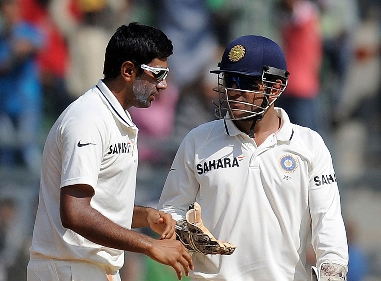 MS Dhoni has a chat with R Ashwin, India v West Indies, 3rd Test, Mumbai, 5th day, November 26, 2011 