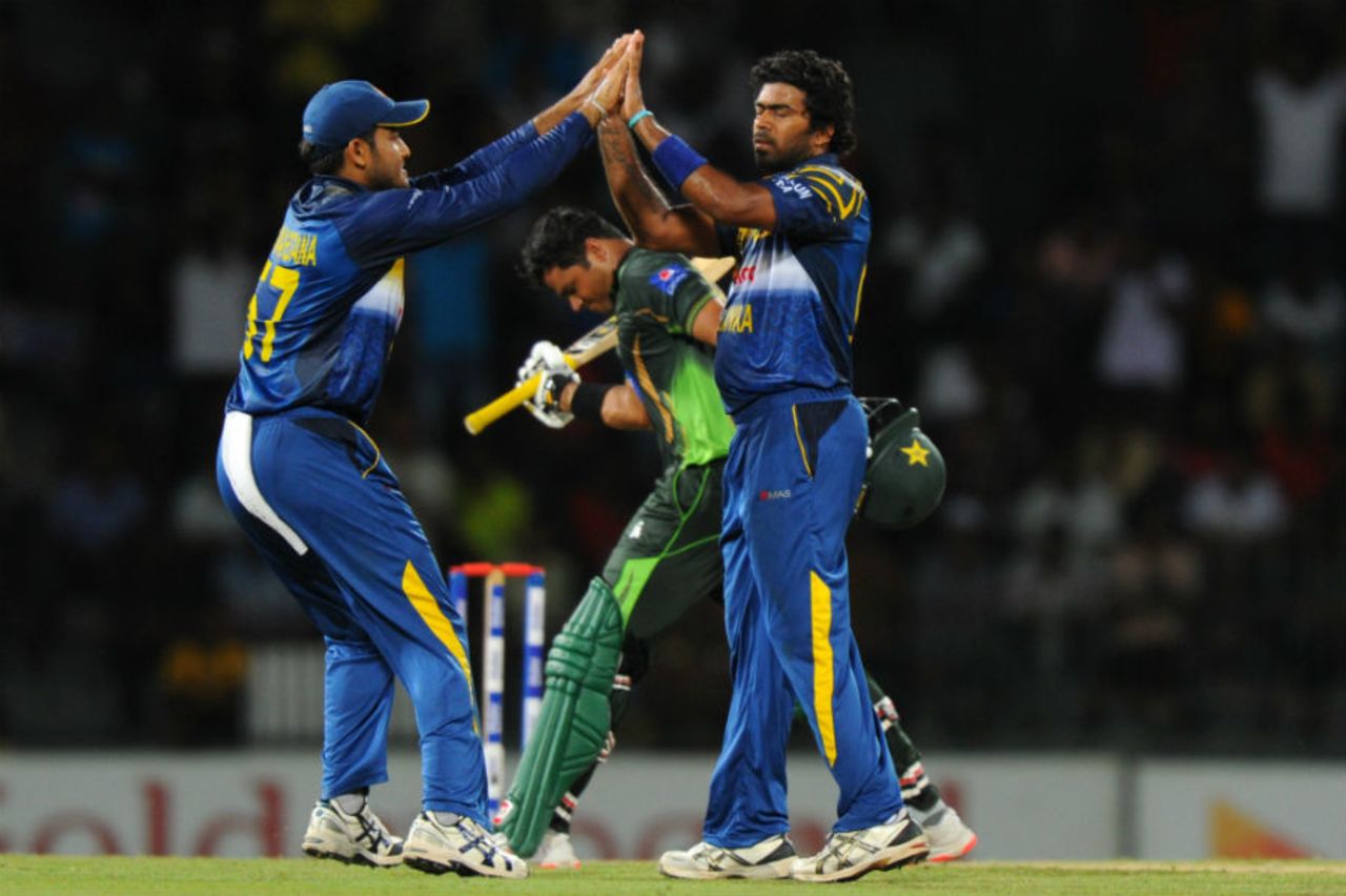 Lasith Malinga celebrates as a livid Azhar Ali walks back, Sri Lanka v Pakistan, 4th ODI, Colombo