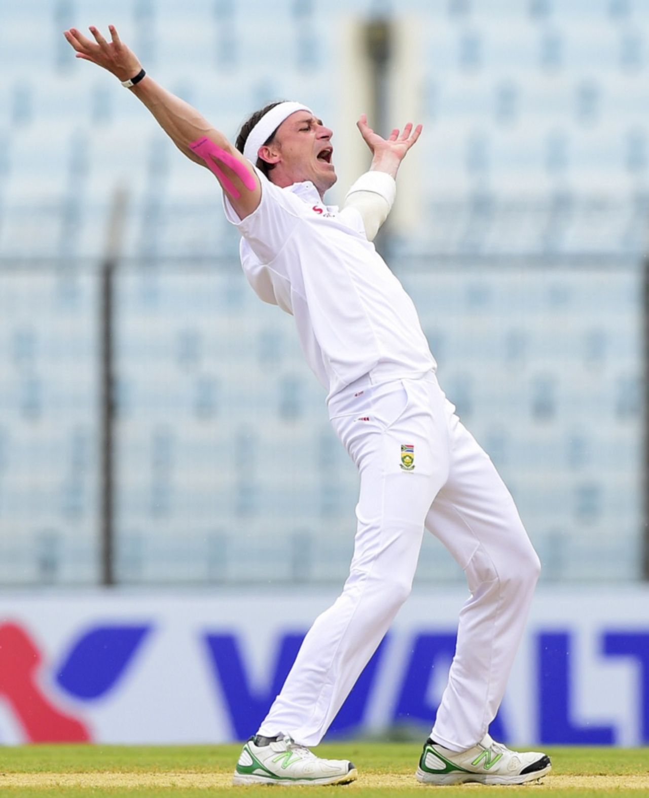 Dale Steyn appeals successfully for an lbw against Mushfiqur Rahim, Bangladesh v South Africa, 1st Test, Chittagong, 3rd day, July 23, 2015