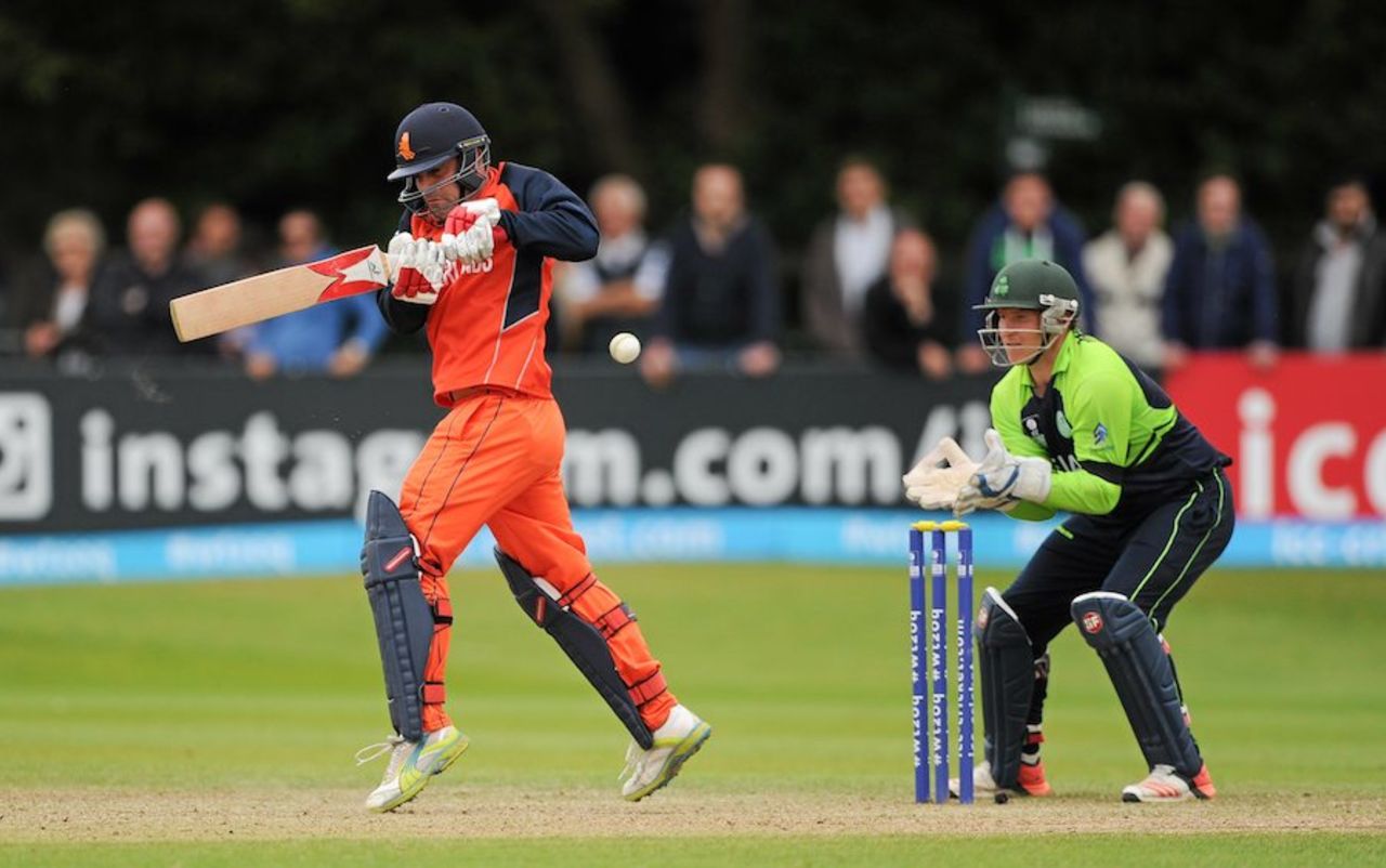 Peter Borren goes on his toes to pull the ball, Ireland v Netherlands, World T20 Qualifier, 2nd semi-final, Malahide, July 25, 2015
