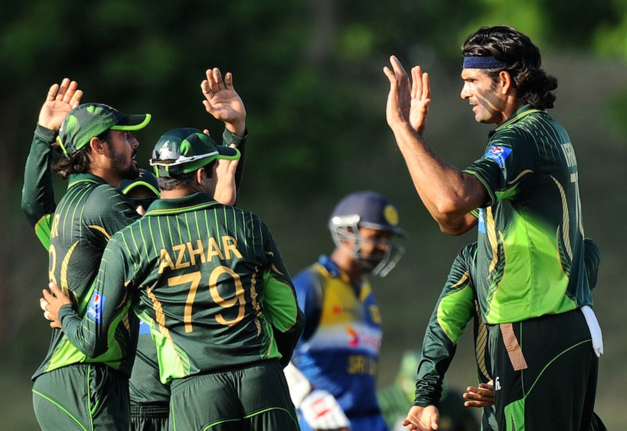 Mohammad Irfan celebrates with team-mates after Kusal Perera's run out, Sri Lanka v Pakistan, 5th ODI, Hambantota, July 26, 2015