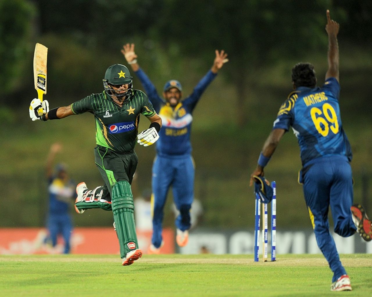 An Angelo Mathews direct hit caught Azhar Ali short, Sri Lanka v Pakistan, 5th ODI, Hambantota, July 26, 2015