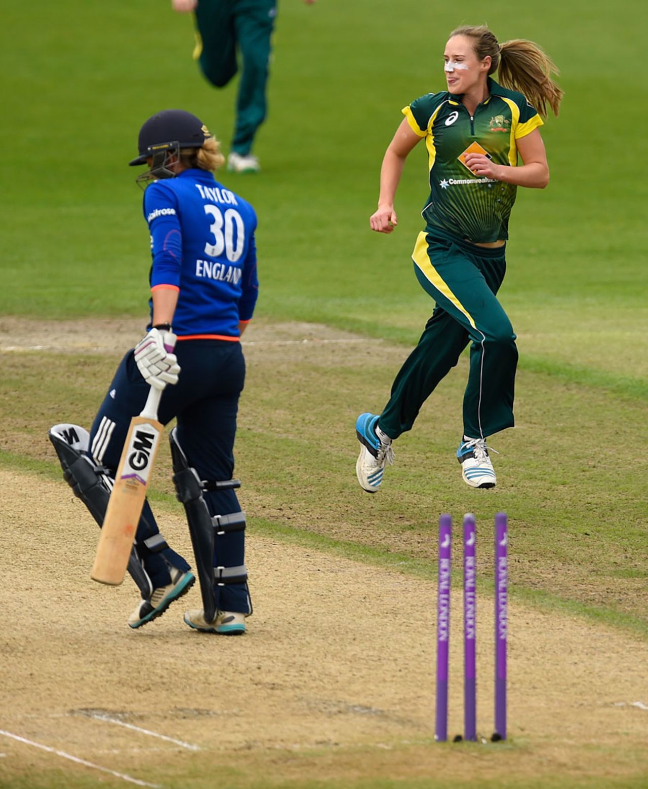 Ellyse Perry made significant inroads into England's top order, England Women v Australia Women, 3rd ODI, New Road, July 27, 2015
