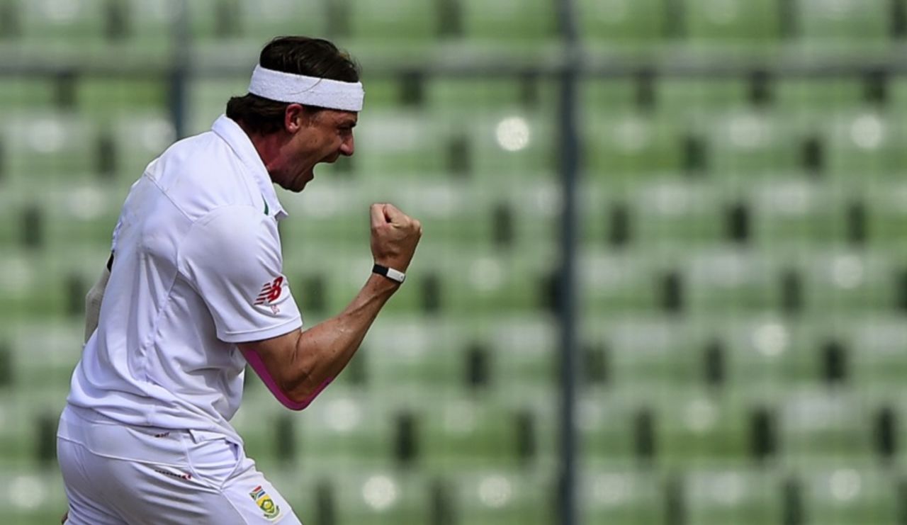 Dale Steyn exults after dismissing Mahmudullah, Bangladesh v South Africa, 2nd Test, Mirpur, 1st day, July 30, 2015