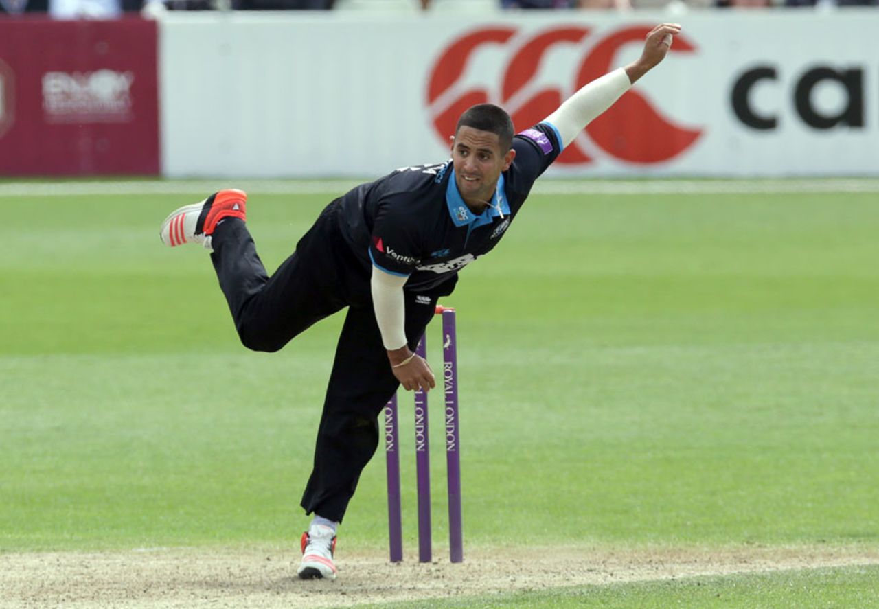 Brett D'Oliveira gives it a rip, Worcestershire v Yorkshire, Royal London Cup, Group A, New Road, July 30, 2015
