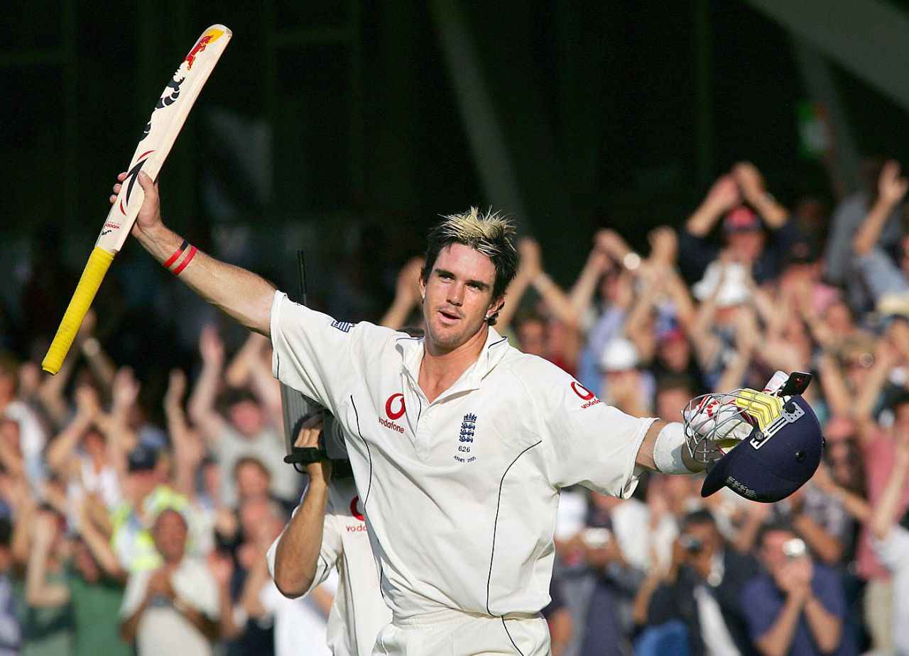 Kevin Pietersen celebrates his century, England v Australia, 5th Test, The Oval, 5th day, September 12, 2005
