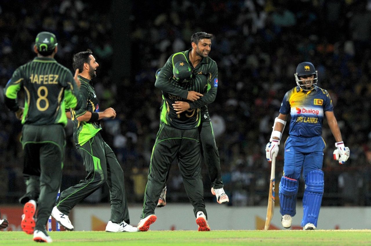 Shoaib Malik's team-mates are elated after he dismissed Thisara Perera, Sri Lanka v Pakistan, 2nd T20, Colombo, August 1, 2015