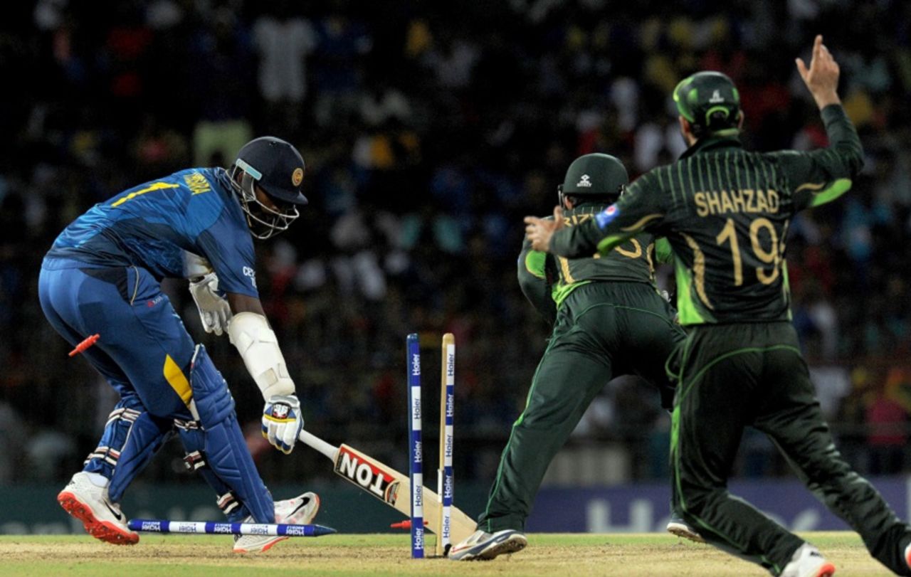 Thisara Perera is stumped off Shoaib Malik's bowling, Sri Lanka v Pakistan, 2nd T20, Colombo, August 1, 2015