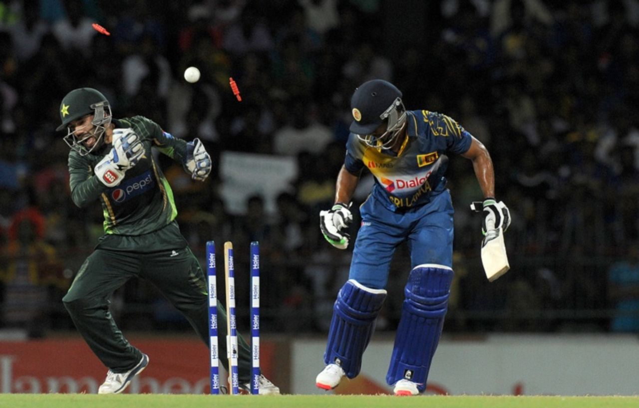 Dhananjaya de Silva is bowled by Shahid Afridi, Sri Lanka v Pakistan, 2nd T20, Colombo, August 1, 2015