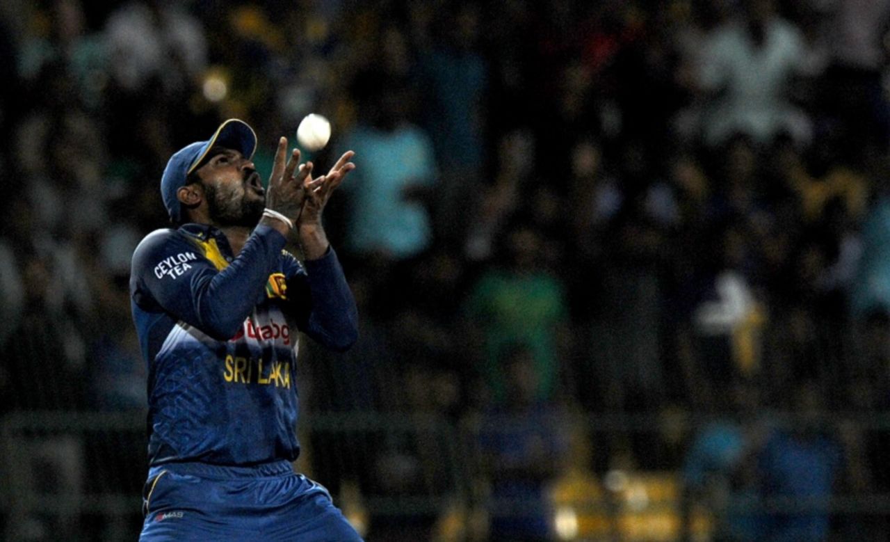 Chamara Kapugedera holds on to Mukhtar Ahmed's catch, Sri Lanka v Pakistan, 2nd T20, Colombo, August 1, 2015