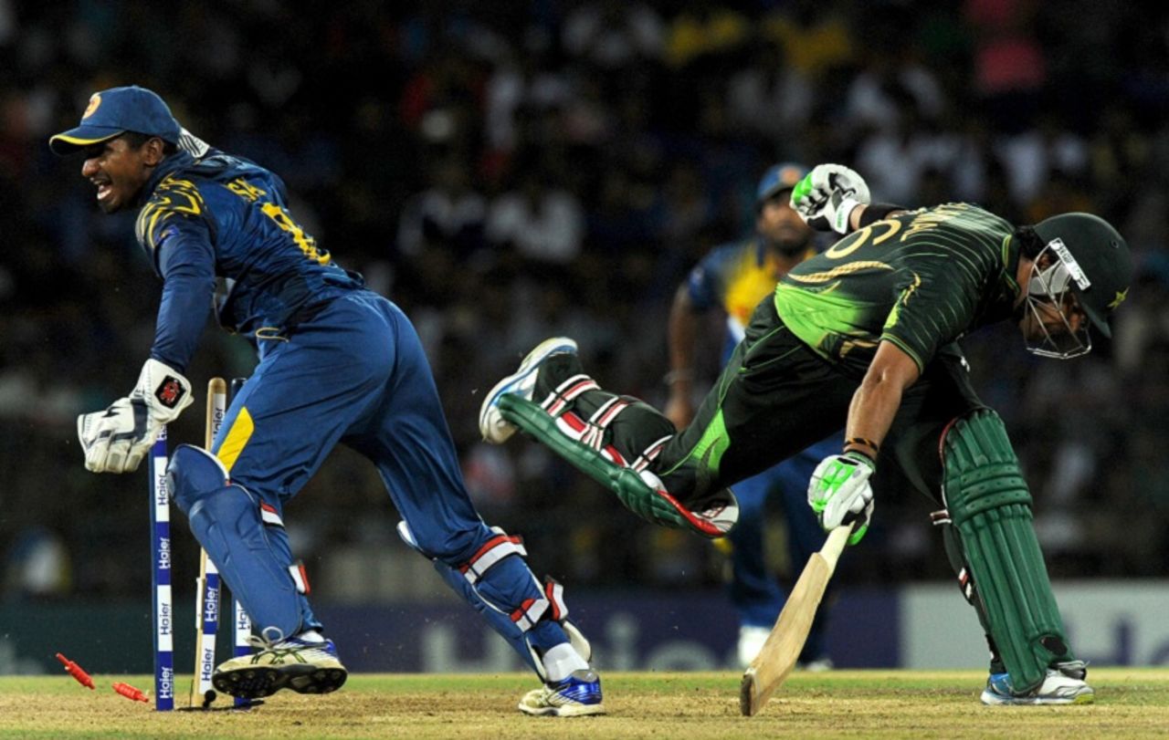 Umar Akmal doesn't make his ground in time, Sri Lanka v Pakistan, 2nd T20, Colombo, August 1, 2015 
