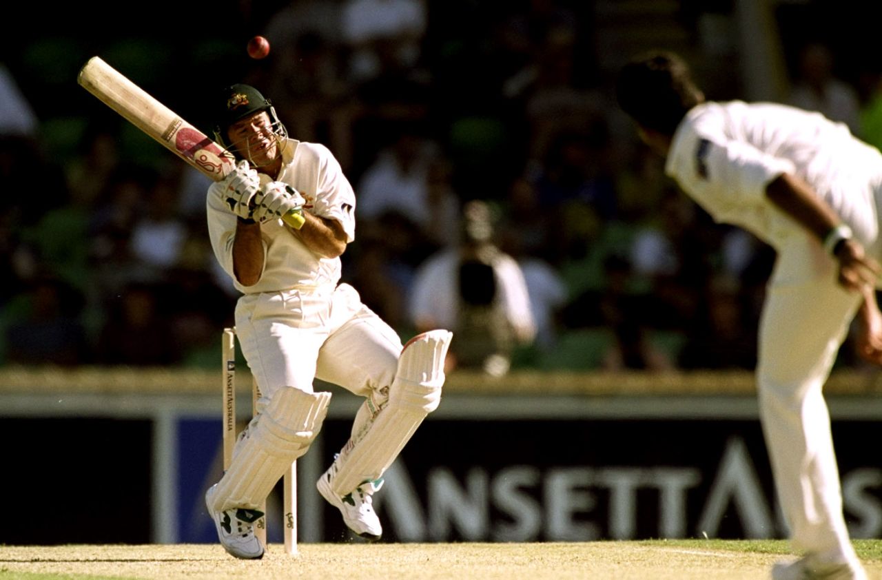 Ricky Ponting avoids a bouncer, Australia v Pakistan, 3rd Test, Perth, 1st day, November 26, 1999