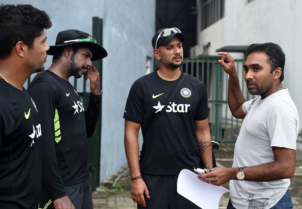 Mahela Jayawardene has a chat with Umesh Yadav and Varun Aaron during India's practice, Colombo, August 5, 2015