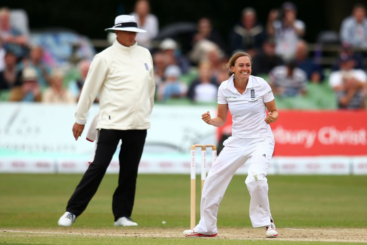 Laura Marsh picked up a couple of wickets with her offspin, England v Australia, Women's Ashes Test, Canterbury, 1st day, August 11, 2015